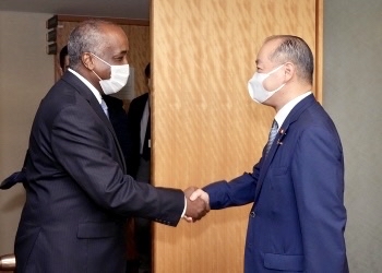 Egyptian Ambassador Mohamed Abu Bakr paid a courtesy call on Japan’s Parliamentary Vice-Minister for Foreign Affairs TAKAGI Kei on Tuesday. (MOFA)