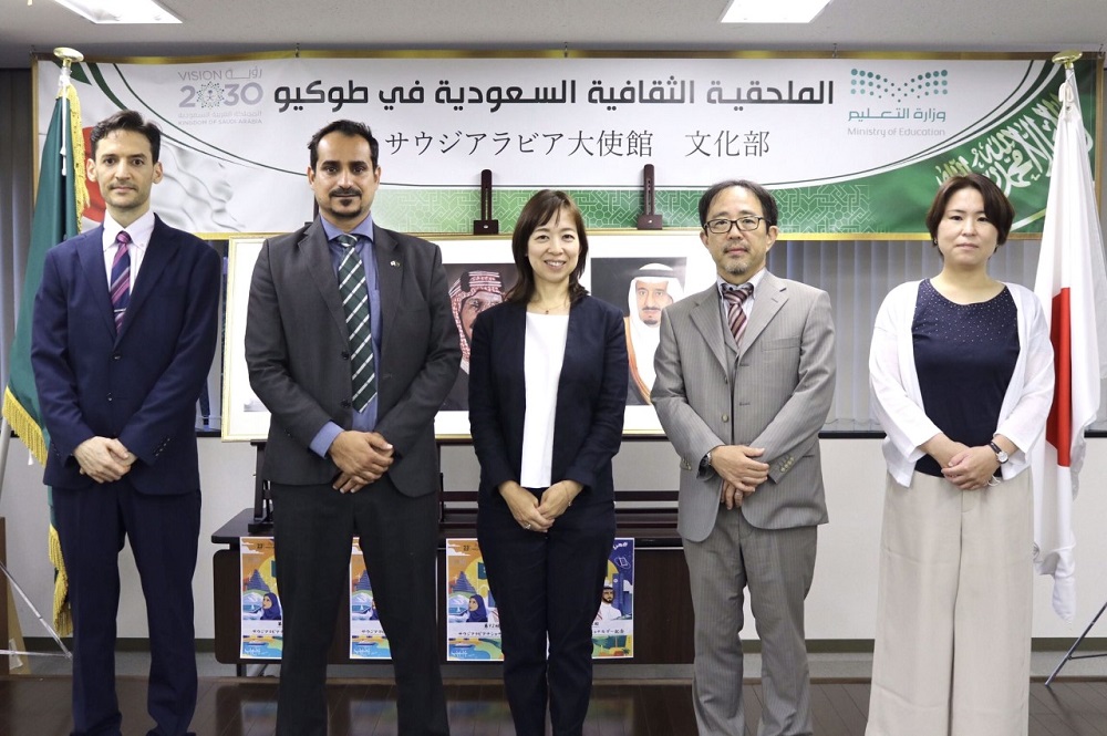 Saudi Cultural's Adel Al-Otaibi presented certificates of thanks and appreciation to participants. (ANJ)