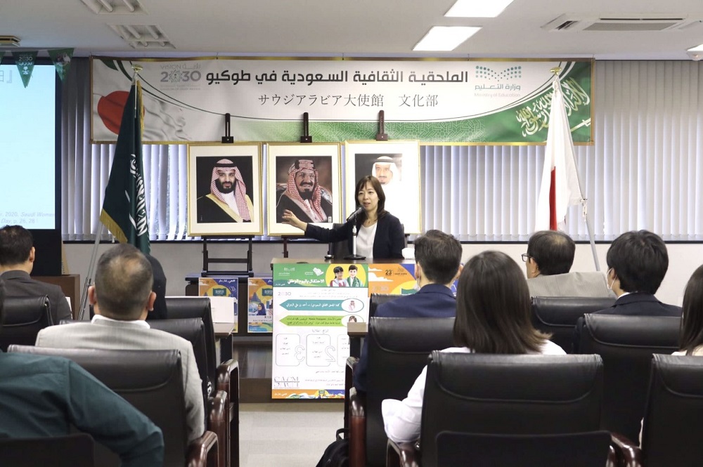 TSUJIGAMI Namie of Sophia University and doctoral student at the University of Tokyo, Hussam Amanullah Bukhari, giving lecturers. (ANJ)