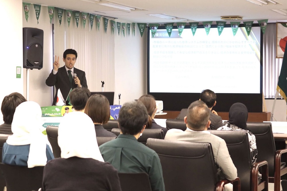 TSUJIGAMI Namie of Sophia University and doctoral student at the University of Tokyo, Hussam Amanullah Bukhari, giving lecturers. (ANJ)