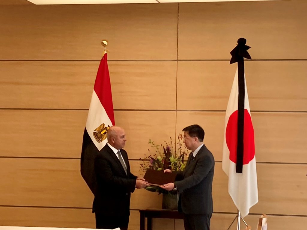 Elwazer handed Matsuno a letter from Egypt's President Abdel-Fattah El-Sisi addressed to Prime Minister Kishida and expressed his condolences over the death of Abe. (MOFA)
