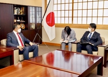 According to Japan’s Foreign Ministry, Yamada noted that bilateral cooperation is expanding not only in the fields of energy, politics, economy, commerce and security, but also in new fields such as space. He also stated that he is pleased that the two countries are making progress and that this year will mark the 50th anniversary of the establishment of diplomatic relations between them. (MOFA)