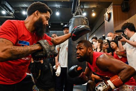 US boxer Floyd Mayweather (right) takes part in a training session at a gym in Tokyo on September 22, 2022, ahead of his planned exhibition boxing match against Japanese mixed martial artist Mikuru Asakura on September 25. (AFP)