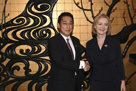 British Prime Minister Liz Truss meets Japan's Prime Minister Fumio Kishida ahead of a lunch bilateral in New York, Tuesday, Sept. 20, 2022. (AP)