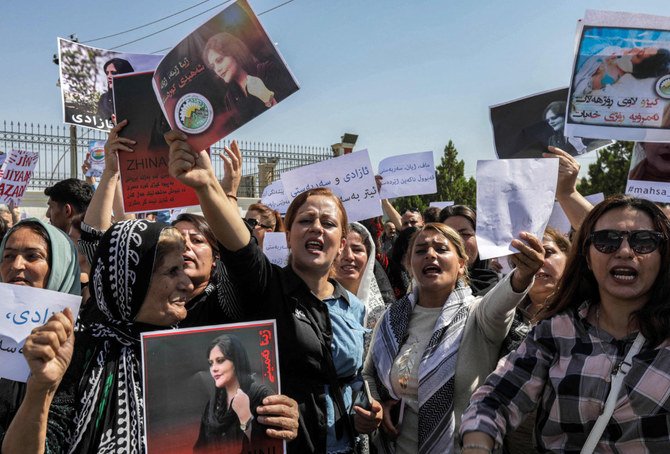 Iraqi and Iranian Kurds protest against repression in Iran outside the UN offices in Arbil, Iraq on Sept. 24, 2022. (AFP)