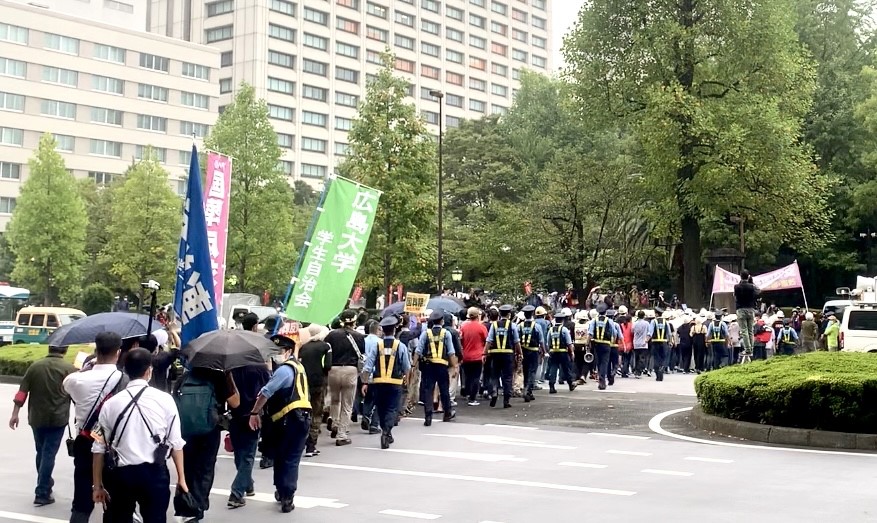 Students from different campuses in Japan protested in Tokyo against the state funeral for former Prime Minister ABE Shinzo. (ANJ /Pierre Boutier)