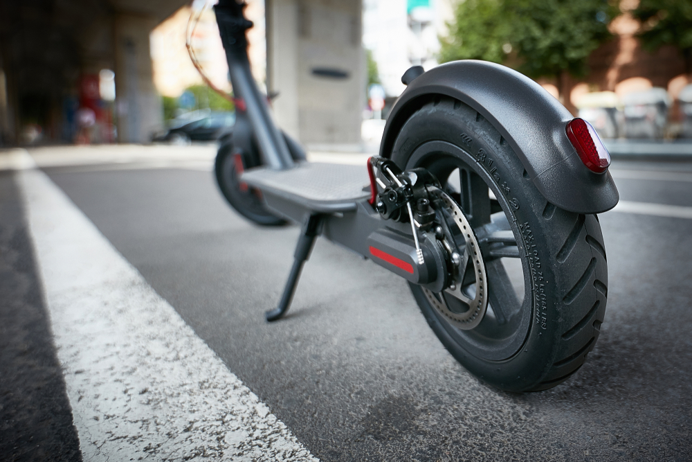 The government is expected to make it mandatory to install flashing lamps on electric kick scooters to ban the use of those which cannot keep their speed low on sidewalks. (Shutterstock)