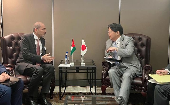 The two officials met in New York during the United Nations General Assembly and discussed the development of the relationship between Jordan and Japan. (Twitter/@ForeignMinistry)