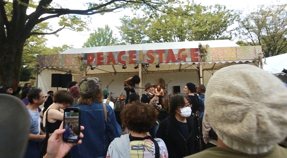 Spring Love dance and music festival was held in Yoyogi for the first time in three years. Some people decided they didn’t need a face mask. (ANJ/ Pierre Boutier)