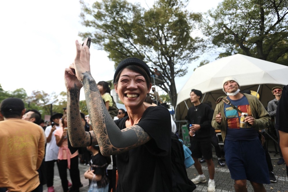 Spring Love dance and music festival was held in Yoyogi for the first time in three years. Some people decided they didn’t need a face mask. (ANJ/ Pierre Boutier)