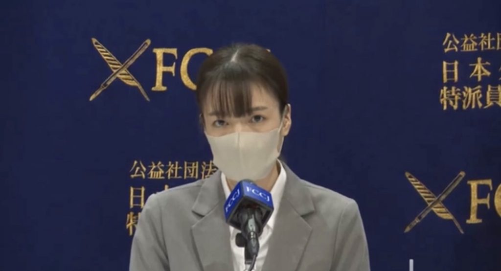 A woman speaking out against the Unification Church in an extraordinary press conference at the Foreign Correspondents’ Club of Japan. (FCCJ) 