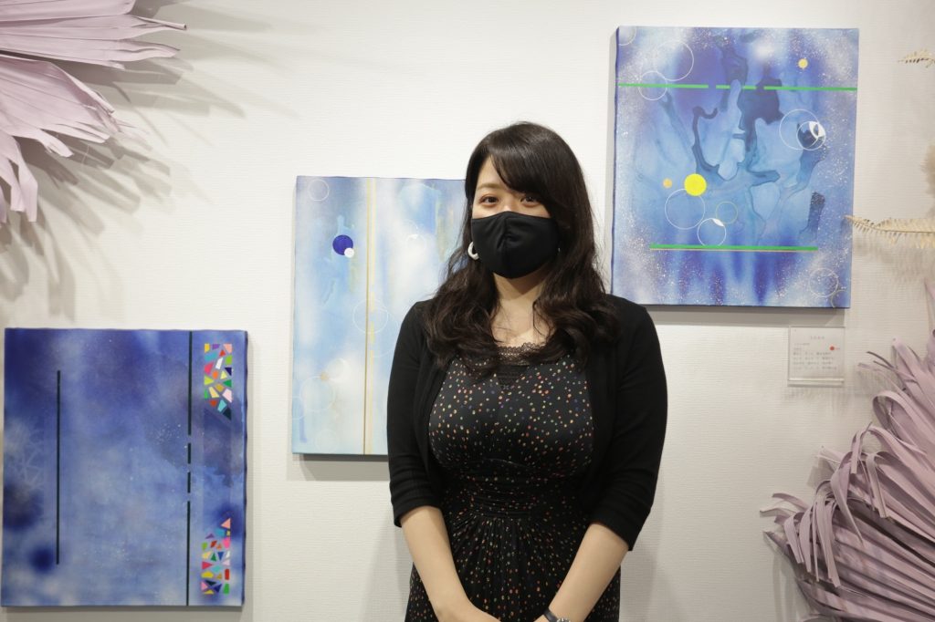 The artist, who held an exhibition in Yokohama last October, continues her journey as an artist by exhibiting abstract works accompanied by poems that she has imagined. (ANJ)