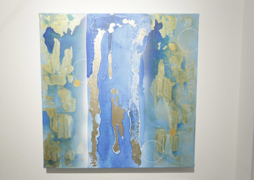 The artist, who held an exhibition in Yokohama last October, continues her journey as an artist by exhibiting abstract works accompanied by poems that she has imagined. (ANJ)