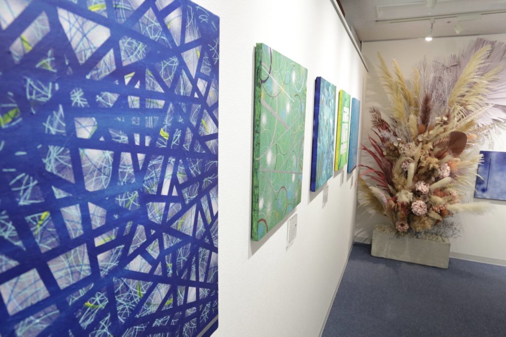 The artist, who held an exhibition in Yokohama last October, continues her journey as an artist by exhibiting abstract works accompanied by poems that she has imagined. (ANJ)