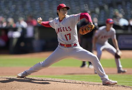 Shohei Ohtani #17 of the Los Angeles Angels pitches against the Oakland Athletics in the bottom of the first inning at RingCentral Coliseum on October 05, 2022 in Oakland, California. (AFP)