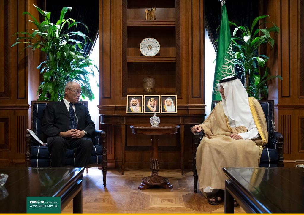 Al Jubeir receives Japanese ambassador in ministry's headquarters. (twitter/@KSAmofaEN)