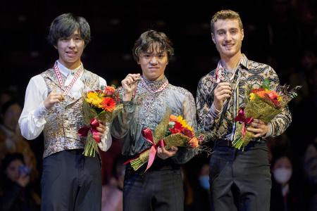 Gold medalist Shoma Uno of Japan (centre) poses with silver medalist Kao Miura of Japan (left) and Matteo Rizzo of Italy during the Men’s victory ceremony during the ISU Grand Prix Skate Canada International figure skating event in Mississauga, Ontario, on October 29, 2022. (AFP)