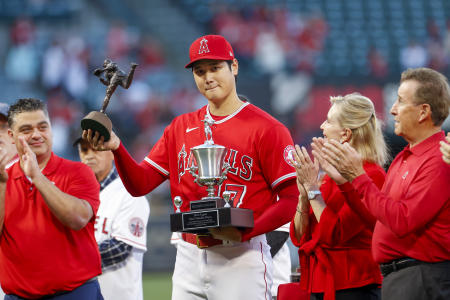 Los Angeles Angels' Shohei Ohtani (center) receives the Nick Adenhart Pitcher of the Year and Angels team MVP awards prior to the team's baseball game against the Texas Rangers in Anaheim, Calif., Saturday, Oct. 1, 2022. (AP)