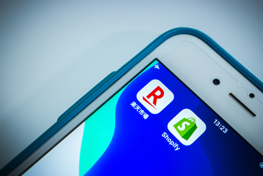 From next April, employers can transfer salaries of up to 1 million yen to employees' accounts for smartphone payment services such as PayPay and Rakuten Pay. (Shutterstock)