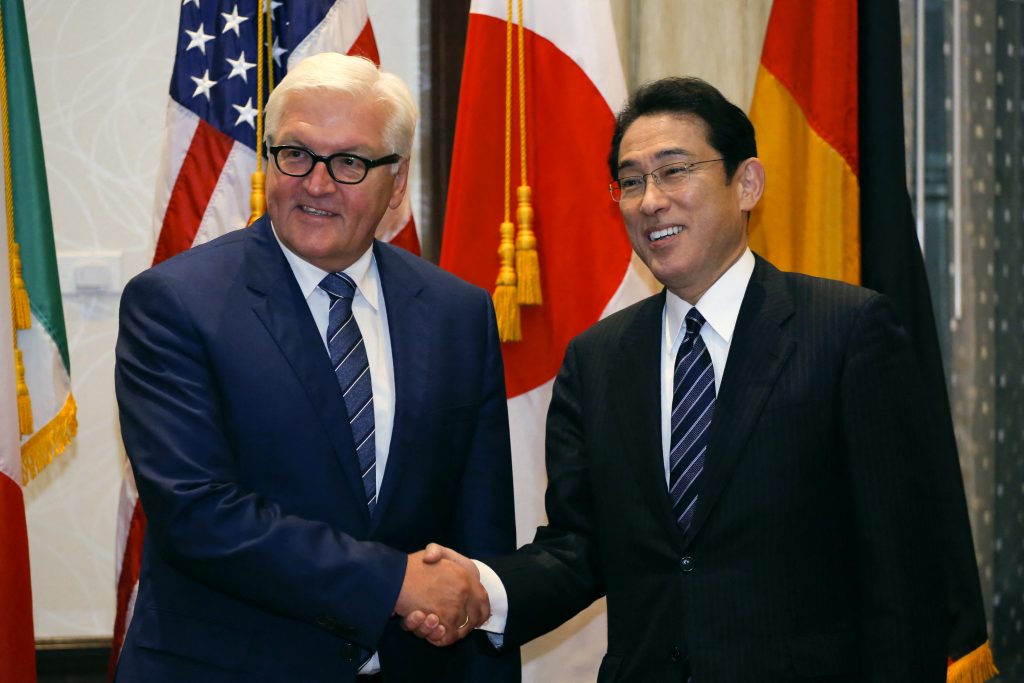 Fumio Kishida and Frank-Walter Steinmeier agree to continue their countries' sanctions against Russia. (AFP)