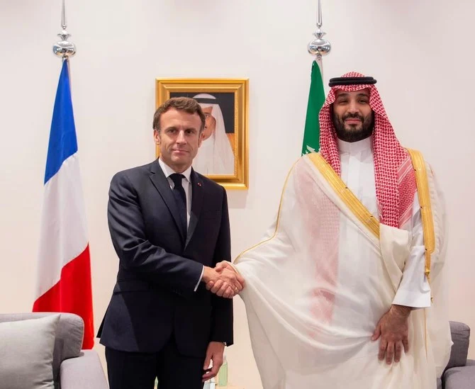 Saudi Crown Prince Mohammed bin Salman meets with French president Emmanuel Macron on the sidelines of the APEC summit in Thailand. (Twitter: @spagov)