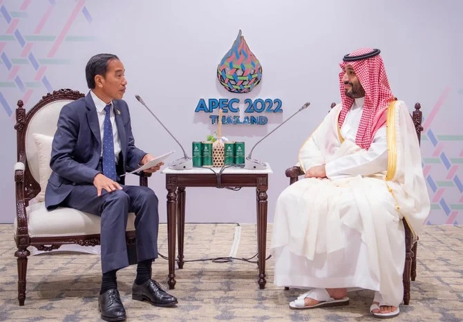 Saudi Crown Prince Mohammed bin Salman meets with Indonesian president Joko Widodo on the sidelines of the APEC summit in Thailand. (Twitter: @spagov)