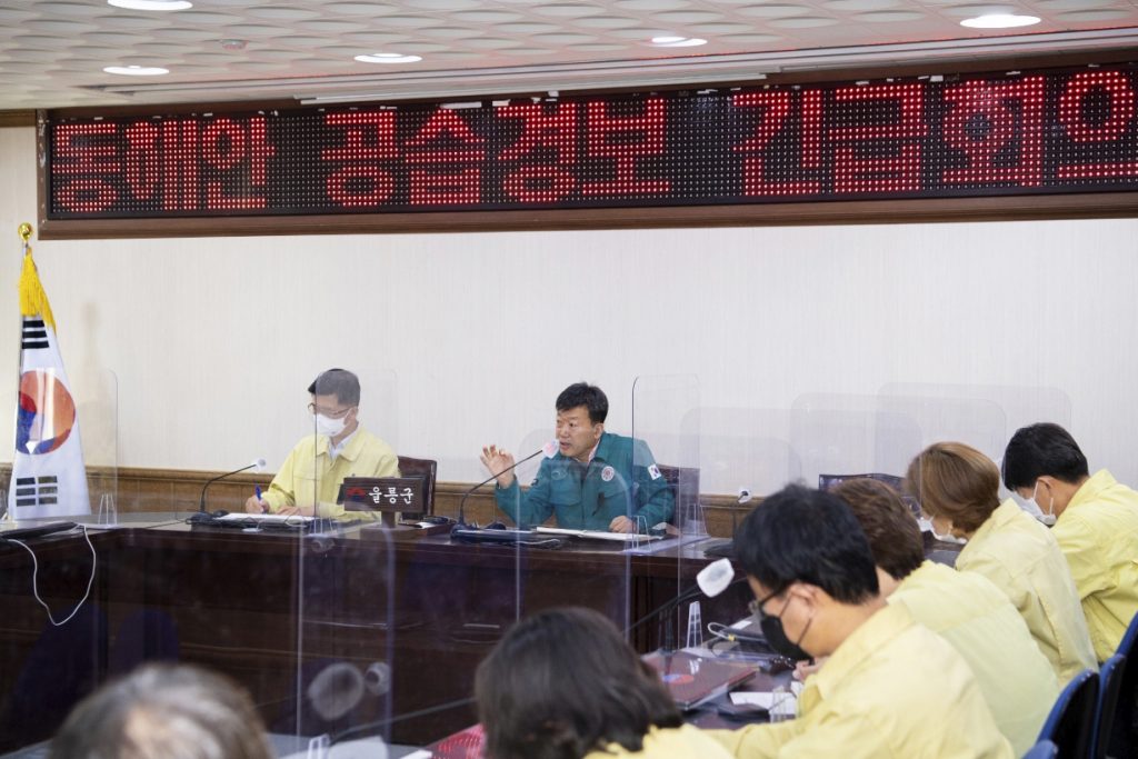 Ulleung county governor Nam Han-kwoen presides during an emergency meeting over an air raid alert on the Ulleung Island, South Korea, Nov. 2, 2022.  (File/AP)