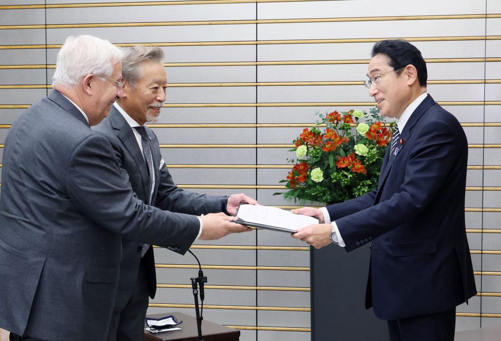 Horiba and Aschenbroich, handed a press release of the 31st Meeting of the Club Franco-Japonais to Prime Minister Kishida, on behalf of the club. (Via Japan PM's Office)