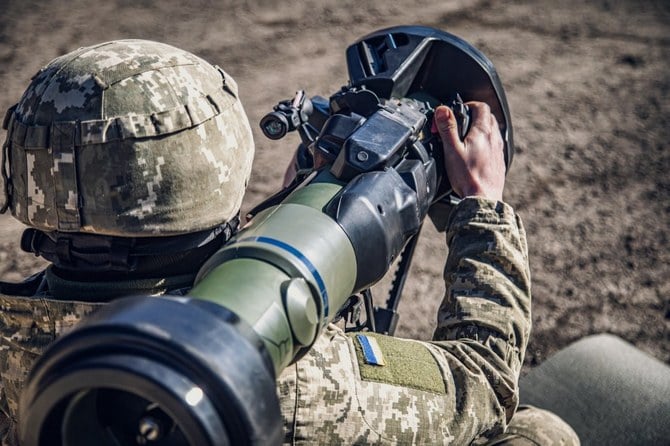 A Ukrainian soldier examines a Swedish-British portable anti-tank guided missile NLAW that was transferred to the units as part of Britain’s military-technical assistance. (File/AFP)