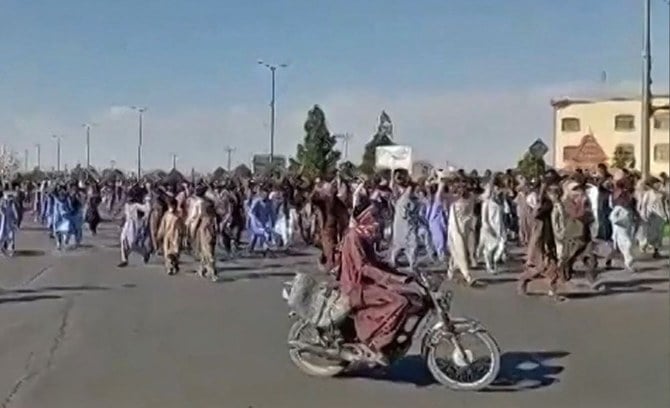 Protesters holding signs and chanting slogans during a march in Khash, in Iran’s southeastern province of Sistan-Baluchistan, Nov. 11, 2022. (Screengrab UGC/AFP)