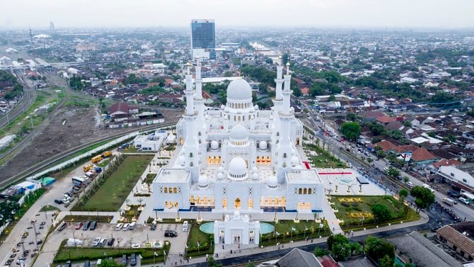 The Sheikh Zayed Grand Mosque in Solo is a replica of the one in Abu Dhabi and was gifted by the UAE President during his visit to Indonesia for G20 Summit. (WAM)
