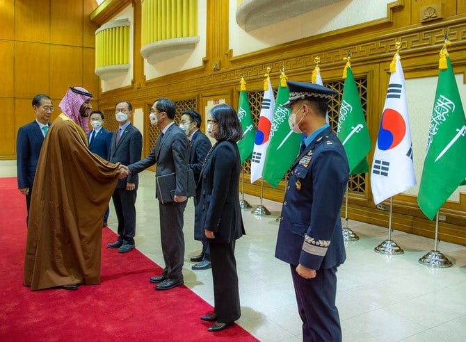 Saudi Arabia’s Crown Prince Mohammed bin Salman is greeted by the Prime Minister of South Korea, Han Duck-soo, on arrival in Seoul, South Korea. (SPA)