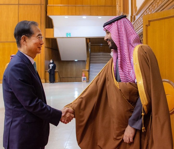 Saudi Arabia’s Crown Prince Mohammed bin Salman is greeted by the Prime Minister of South Korea, Han Duck-soo, on arrival in Seoul, South Korea. (SPA)