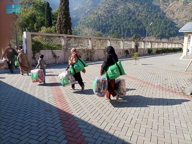 As many as 1,426 winter bags were delivered to those affected by floods in Pakistan. (SPA)