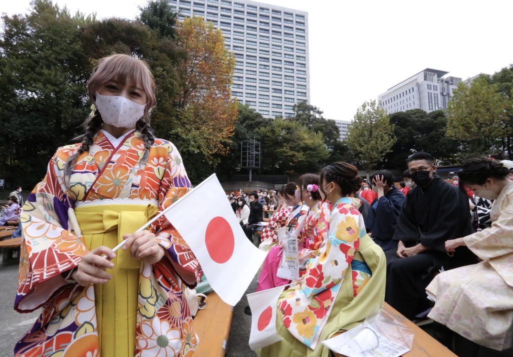 The parade divided into five parts and included groups of traditional dancers and musicians in the style of a matsuri. (ANJ)