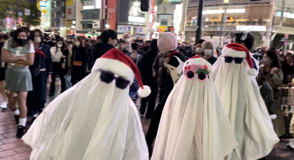 As Oct. 31 fell on a Monday, many people flocked to the Shibuya and Roppongi districts in Tokyo on Saturday and Sunday. (ANJ Photo)