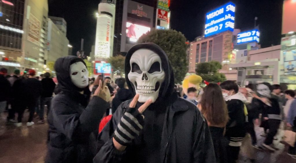 As Oct. 31 fell on a Monday, many people flocked to the Shibuya and Roppongi districts in Tokyo on Saturday and Sunday. (ANJ Photo)