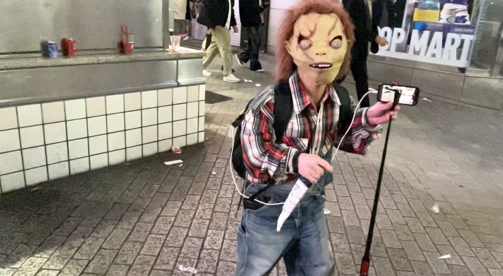 As Oct. 31 fell on a Monday, many people flocked to the Shibuya and Roppongi districts in Tokyo on Saturday and Sunday. (ANJ Photo)