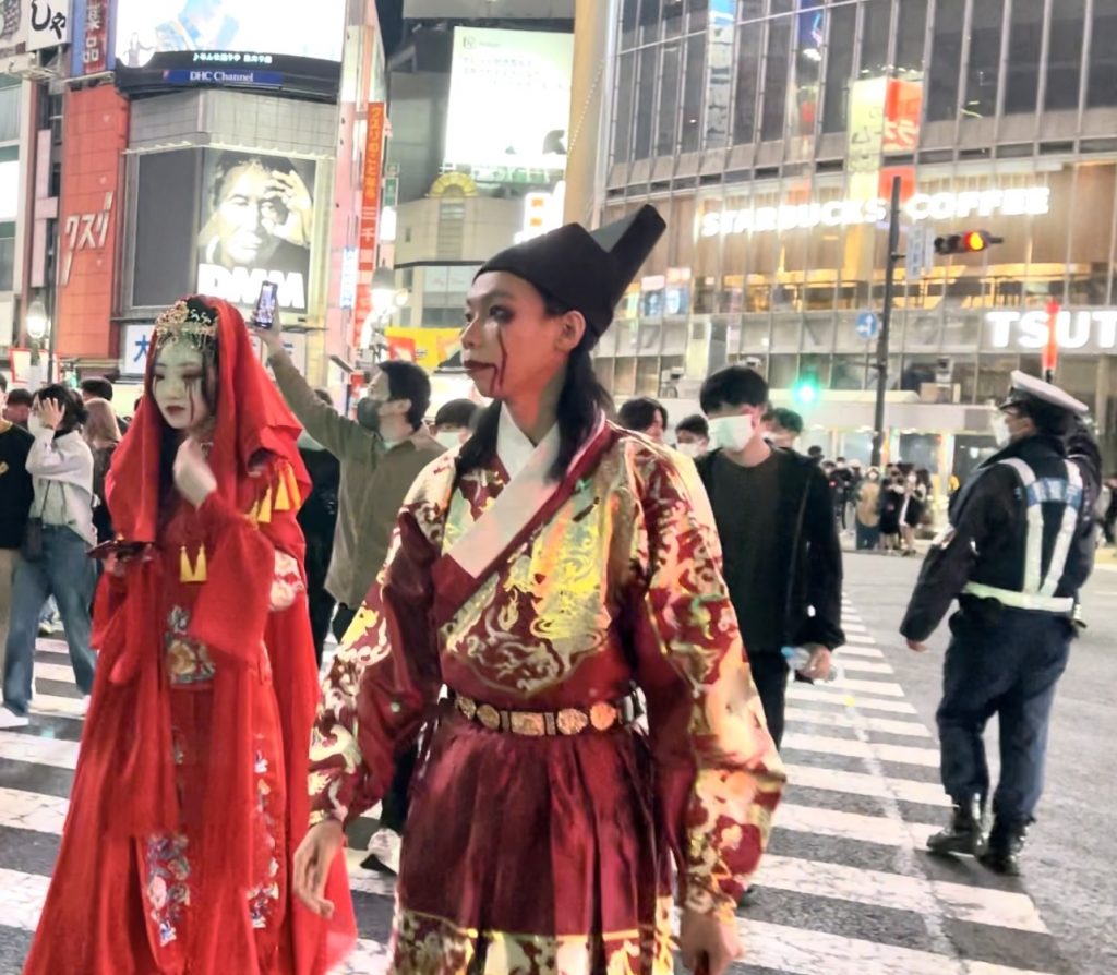 As Oct. 31 fell on a Monday, many people flocked to the Shibuya and Roppongi districts in Tokyo on Saturday and Sunday. (ANJ Photo)