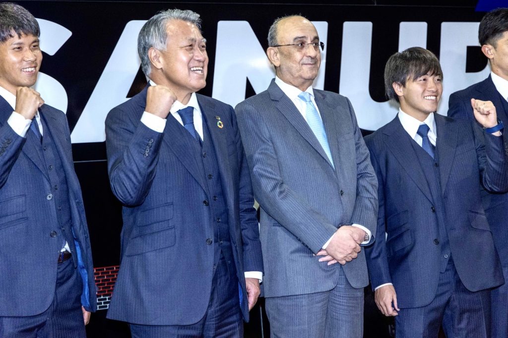 Qatar Ambassador to Japan Hassan bin Mohammed Rafei Al Emadi and Japan Football Association President TASHIMA Kohzo were at Narita Airport on Wednesday to see off members of Japan's World Cup squad.