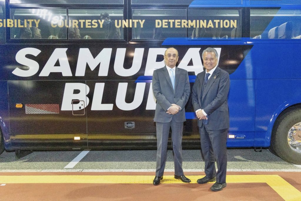 Qatar Ambassador to Japan Hassan bin Mohammed Rafei Al Emadi and Japan Football Association President TASHIMA Kohzo were at Narita Airport on Wednesday to see off members of Japan's World Cup squad.