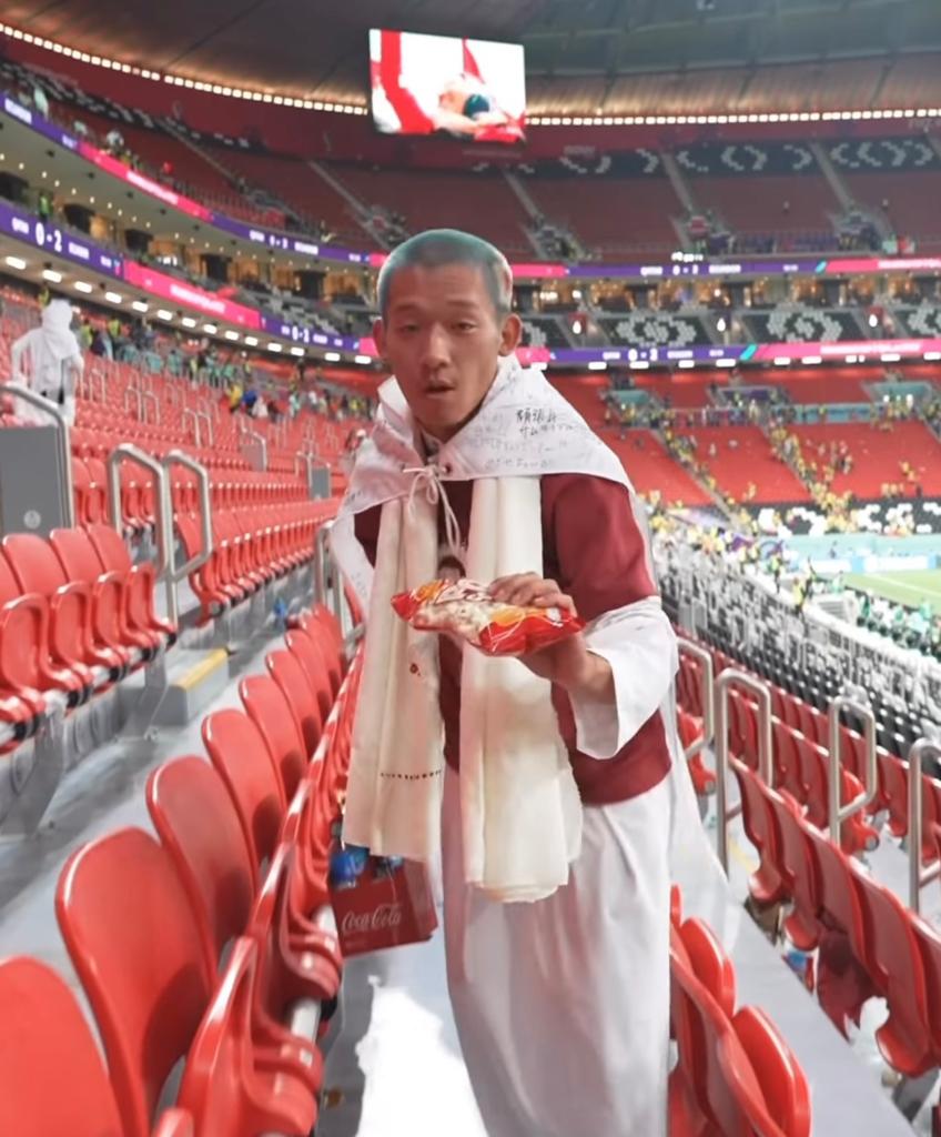 Japanese fans clean up after the opening match at FIFA World Cup Qatar 2022 at Al-Bayt Stadium. (Instagram via @omr94)