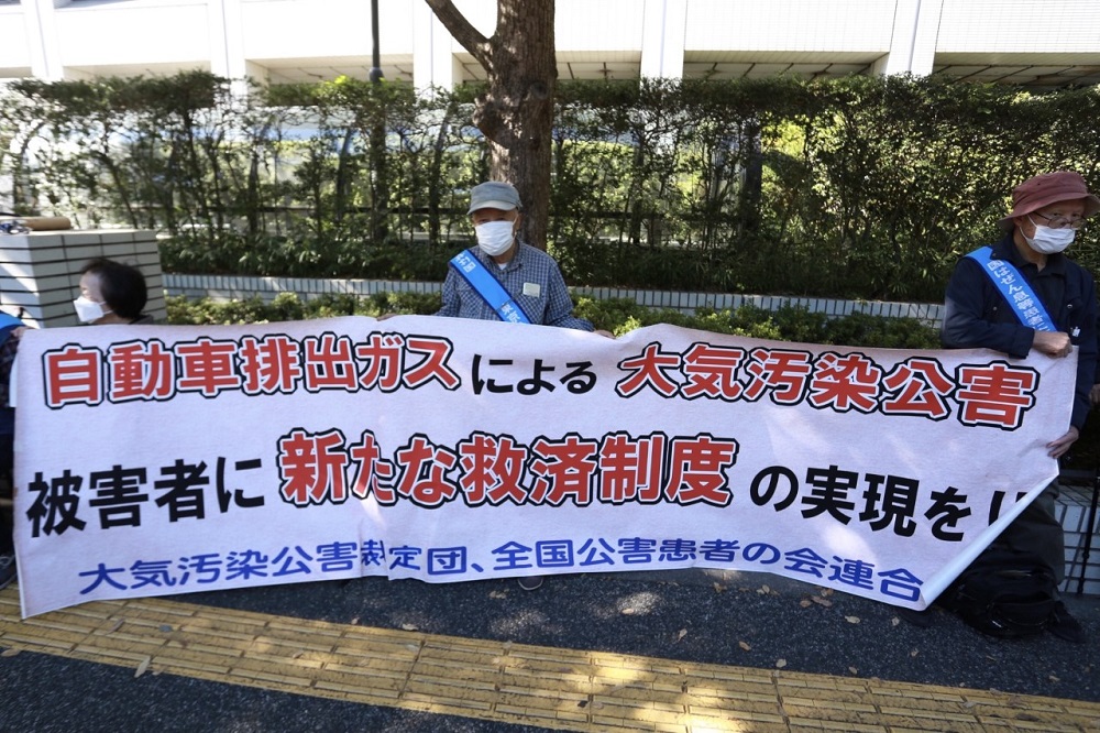 People suffering from the effects of air pollution have launched a lawsuit to demand that Japan’s Ministry of Health and Welfare pay their medical bills. (ANJ/ Pierre Boutier)