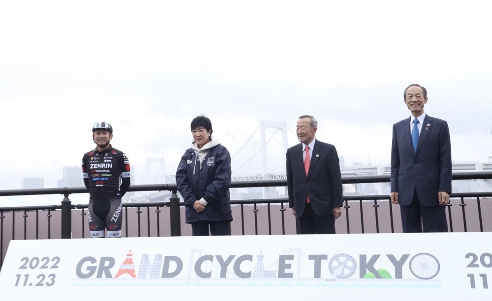 Tokyo Governor Yuriko Koike inaugurated the Tokyo Grand Cycle race on Wednesday. (ANJ/ Pierre Boutier)