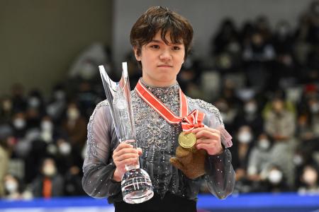 Gold medalists Japan's Shoma Uno poses for photographs after competing in the men's free skating program competition at the ISU Grand Prix of Figure Skating 2022 NHK Trophy in Sapporo on November 19, 2022. (AFP)