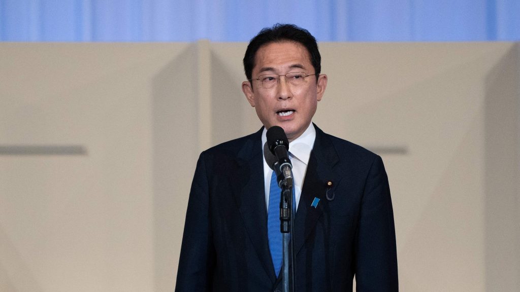 Kishida calls his Vietnamese counterpart to join him in opposing Russia's use of nuclear weapons in its war in Ukraine. (Shutterstock)