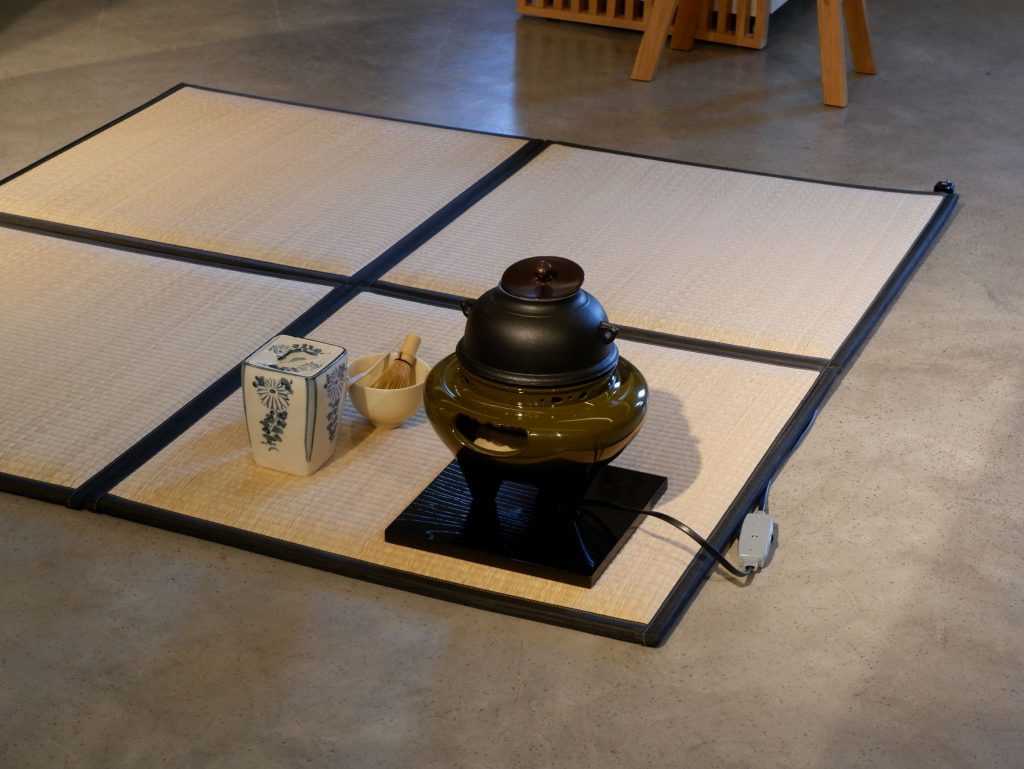 The workshop was presented for the first time in Arabic by Emirati students who are passionate about Japanese culture and who have studied these ancient arts for years.