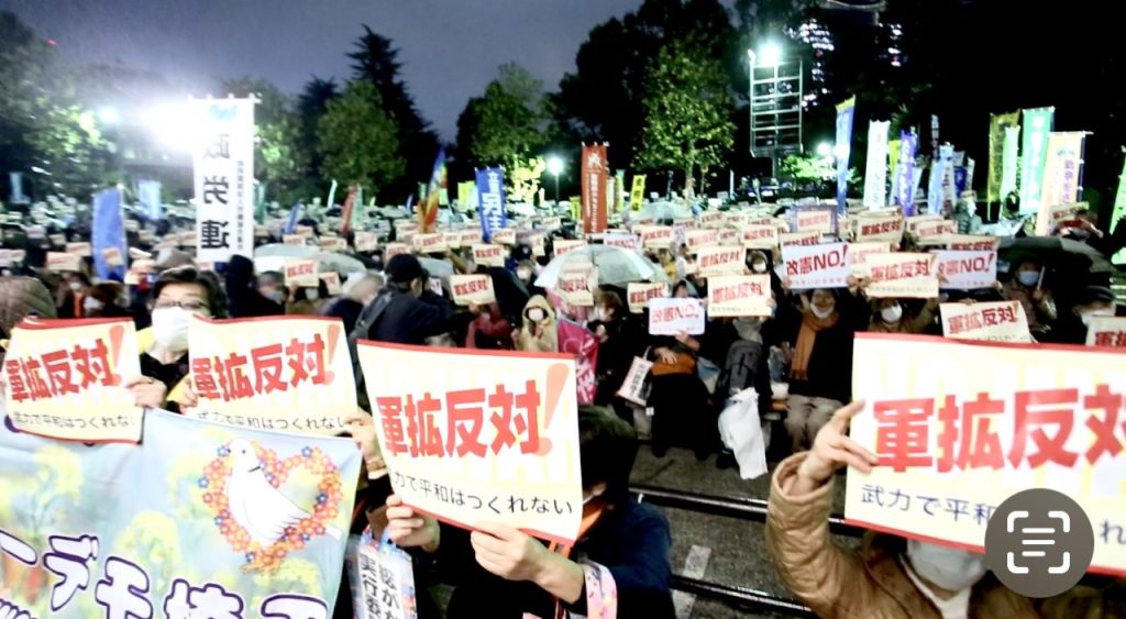 Around 1,500 people rallied in Tokyo on Thursday against increases in the military budget and defense programs planned by the government. (ANJ/Pierre)