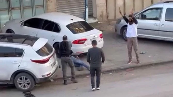 An Israeli policeman shoots Ammar Mefleh. (Screengrab/Twitter)
