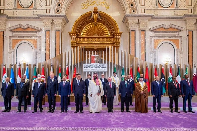 Leaders pose for a commemorative picture during the Arab-China Summit in Riyadh on Dec. 9, 2022. (SPA)